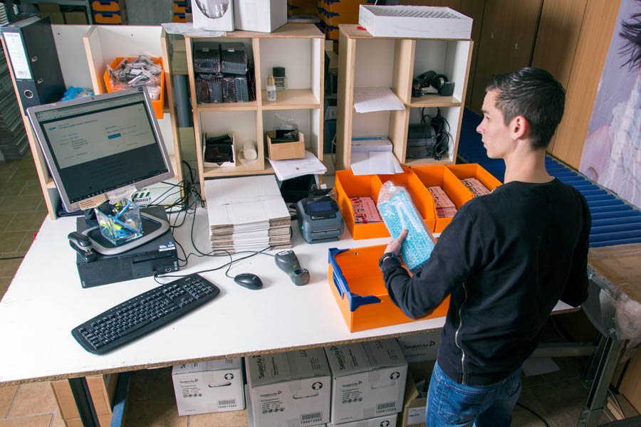 Mike scant de producten bij de paktafel