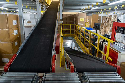 Warehouse mechanisation with conveyor belts at VASCO